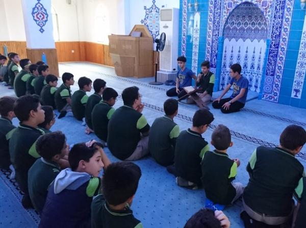 Okul cami el ele projesi kapsamında öğle namazını Mustafa Koç Camisinde ede ettik.