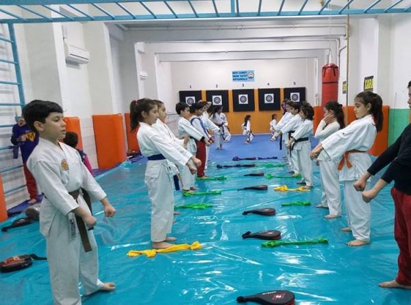 Okulumuz spor salonunda karate kursumuz başlamıştır.