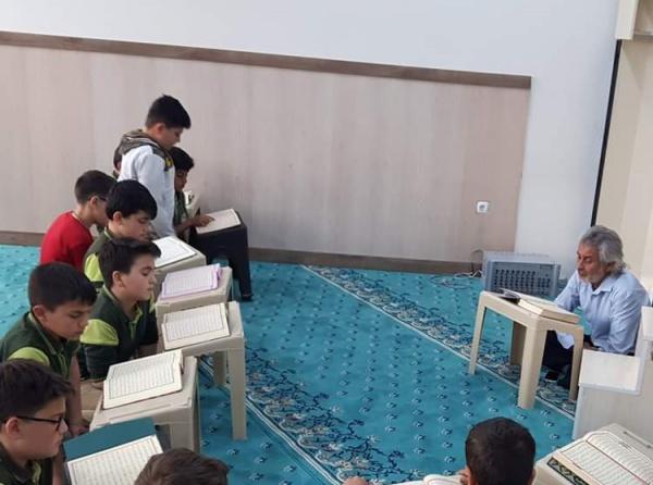 Mübarek Ramazan ayında okulumuz mescidinde öğrencilerimiz ile birlikte mukabele okuyoruz.